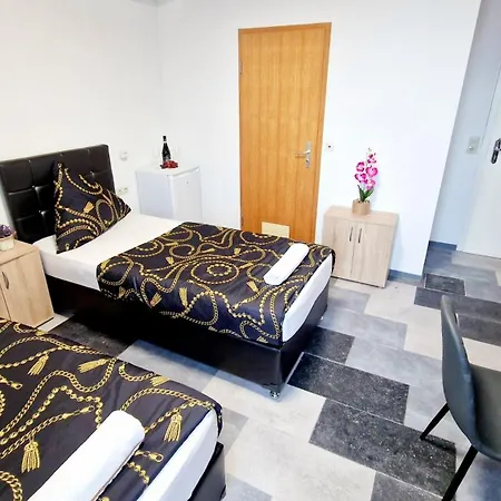 Zur Schoenen Lau- Monteurzimmer Szálloda *