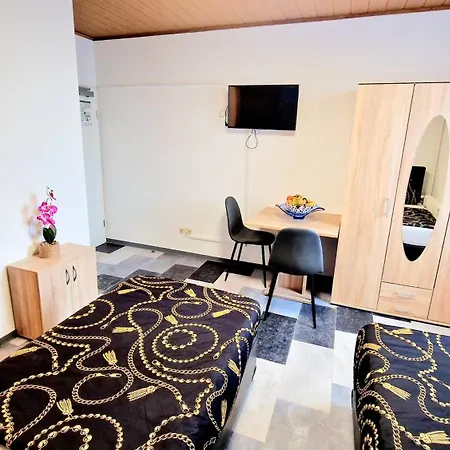 Zur Schoenen Lau- Monteurzimmer