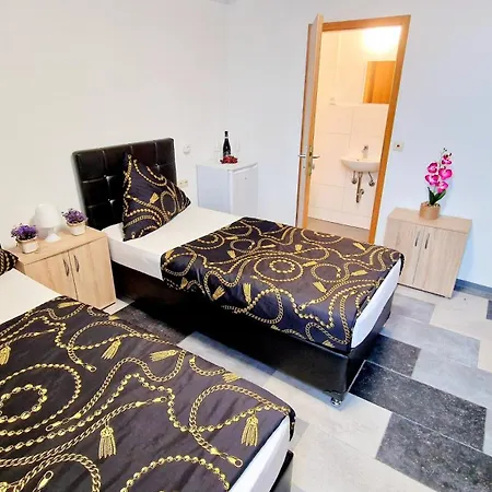 Zur Schoenen Lau- Monteurzimmer Szálloda *