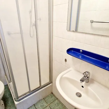 Zur Schoenen Lau- Monteurzimmer