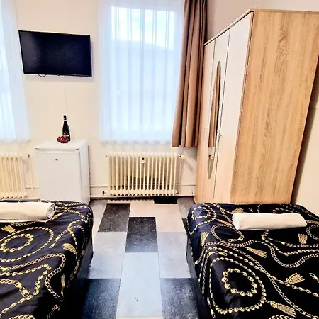 Zur Schoenen Lau- Monteurzimmer Szálloda *