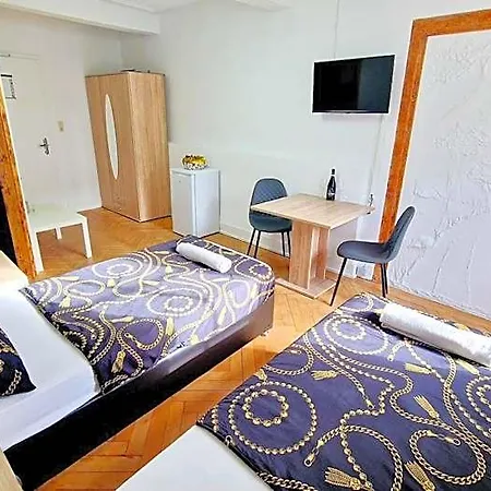 Zur Schoenen Lau- Monteurzimmer Otel *