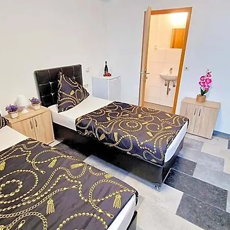 Otel Zur Schoenen Lau- Monteurzimmer