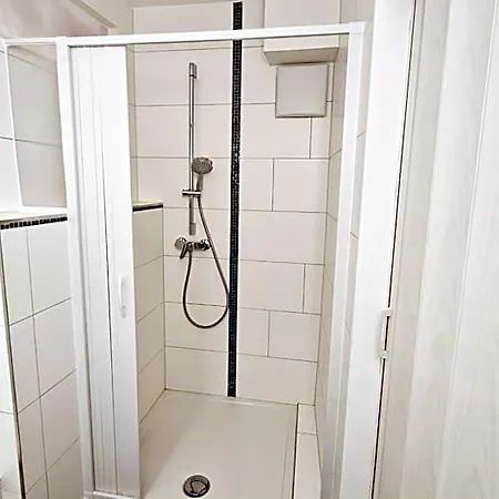 Zur Schoenen Lau- Monteurzimmer Otel *