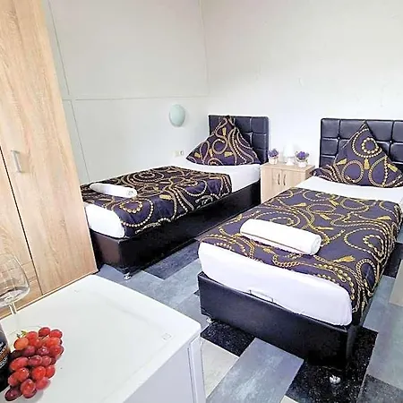 Zur Schoenen Lau- Monteurzimmer Otel
