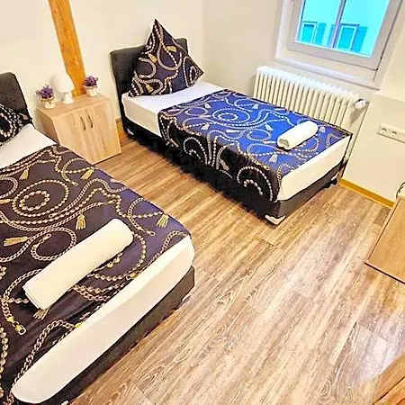 Zur Schoenen Lau- Monteurzimmer Otel *